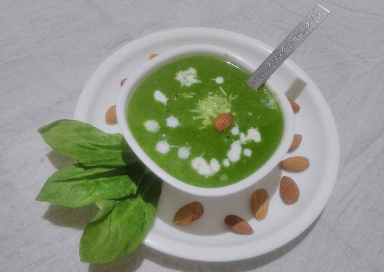 Creamy spinach almond soup