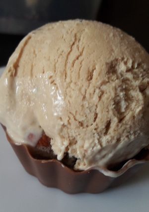 A picture of Coffee Roasted Almonds ice cream.