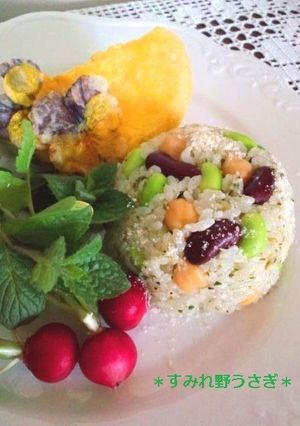 A picture of Western-style Bean Rice with Basil.