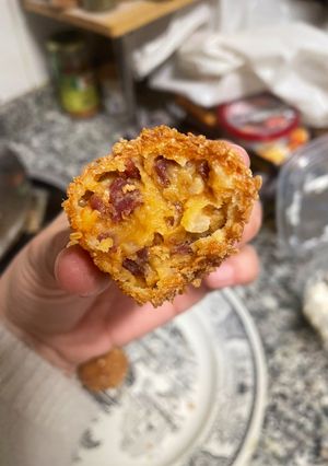 Una foto de Croquetas de jamón ibérico y tomate natural 🍖🍅