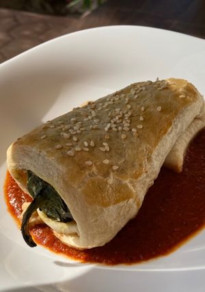 Una foto de Rollo de chile poblado hojaldrado