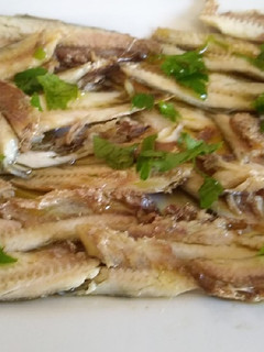 Una foto de Boquerones fritos con aceite y limón