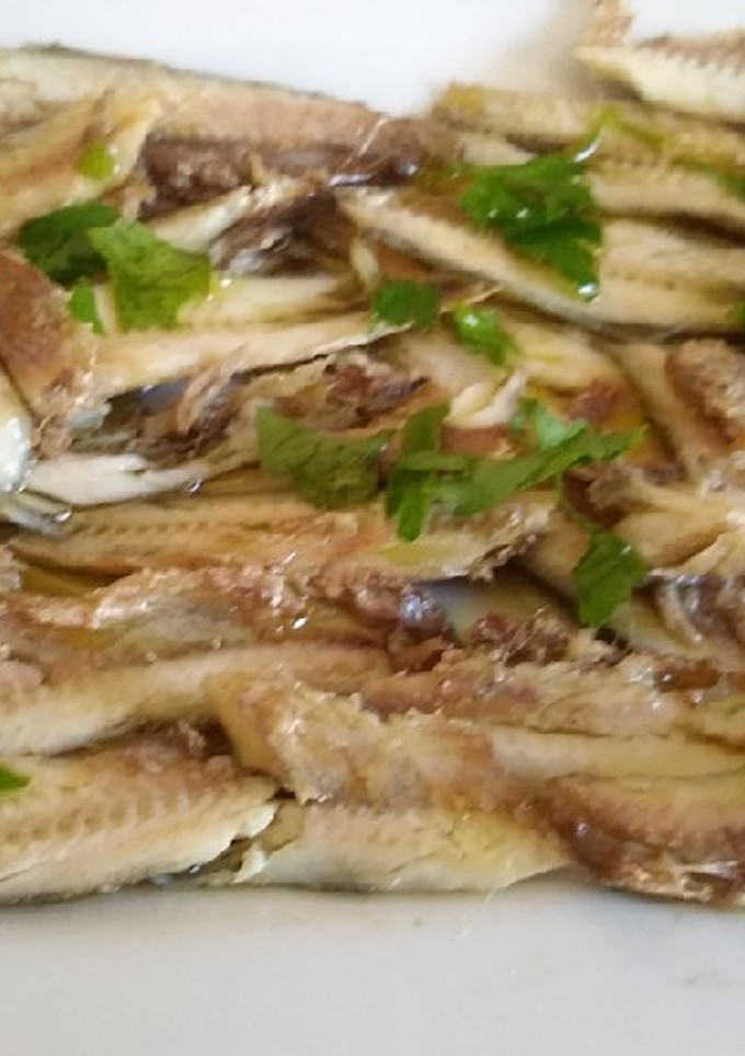 Una foto de Boquerones fritos con aceite y limón
