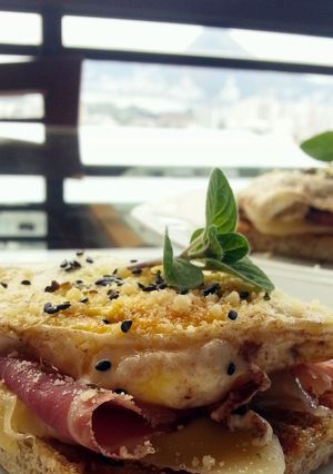 A picture of Parma and egg toast.