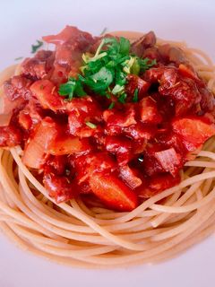 Una foto de Espaguetis integrales con falsa boloñesa vegana