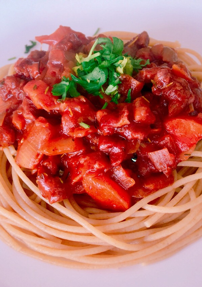 Una foto de Espaguetis integrales con falsa boloñesa vegana