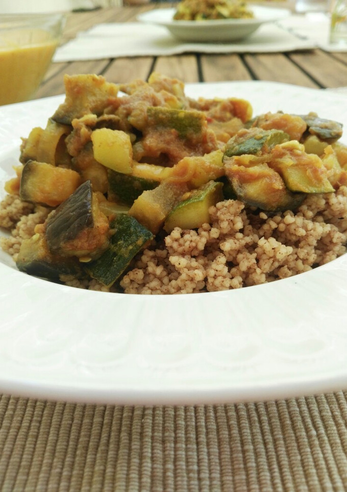 Una foto de Verduras al Ras El Hanout con couscous