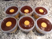 Una foto de flan de mango