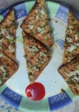 A picture of Cheesy veggie bread pizza.