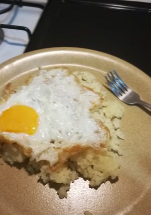 Una foto de Arroz blanco con huevo frito