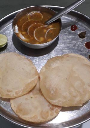 A picture of Chole bhature.