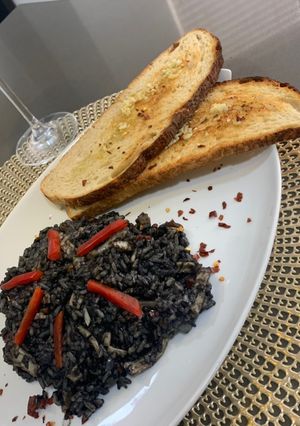 Una foto de Paella negra