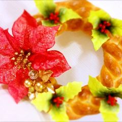 A picture of Christmas Bread Wreath.