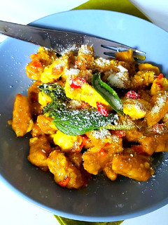 Une photo de Gnocchis de patate douce au curry de poulet