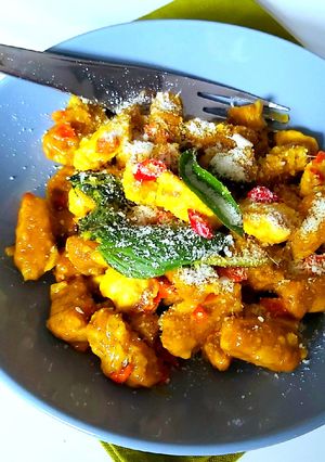 Une photo de Gnocchis de patate douce au curry de poulet