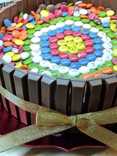 Una foto de Tarta de KitKat y Lacasitos rellena con dulce de leche