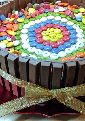 Una foto de Tarta de KitKat y Lacasitos rellena con dulce de leche