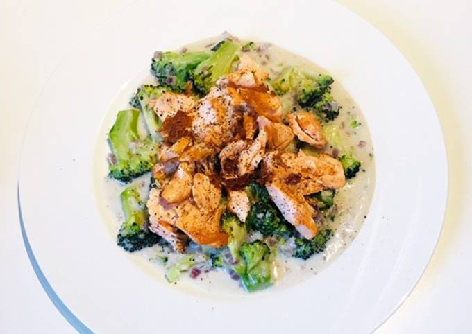 Gebratenes Lachsfilet mit Mandelbroccoli