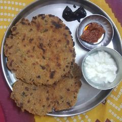 A picture of Maithi ke missay aate ke paratha.