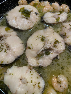 Una foto de Medallones de merluza en salsa verde