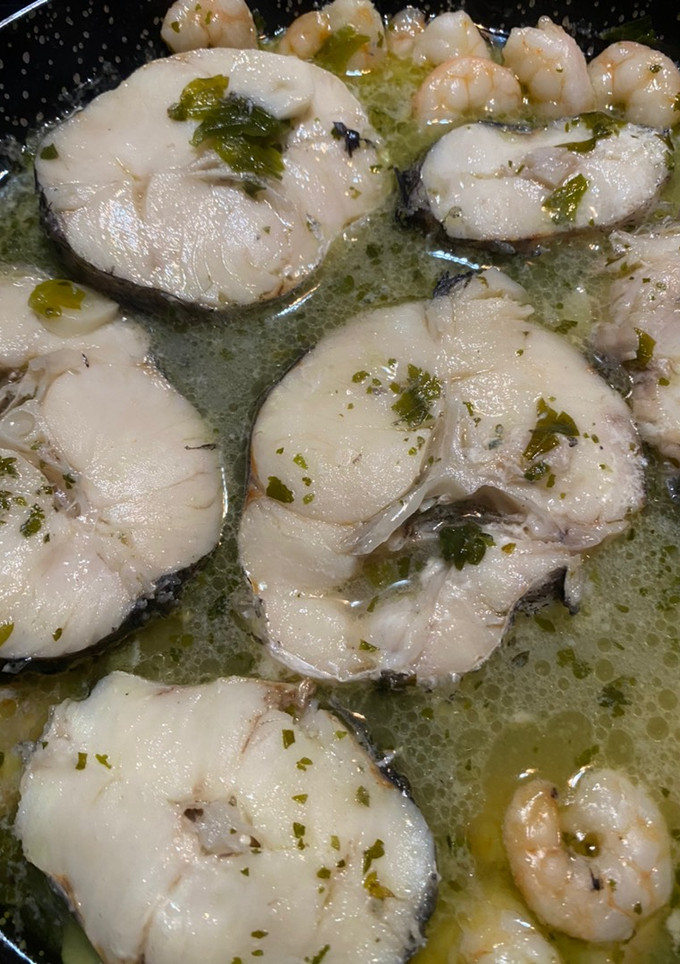 Una foto de Medallones de merluza en salsa verde