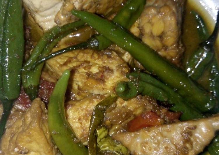 Cara Gampang Menyiapkan Besengek cabai hijau yang Bisa Manjain Lidah