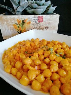 Una foto de Curry de garbanzos con verduras
