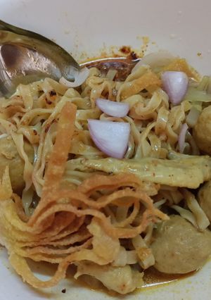 A picture of Khao Soi with Chicken & Meatballs.