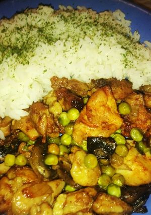 Gombás borsós hagymás sült csirke rizzsel recept fotója