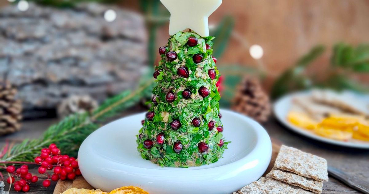 Albero di Natale fatto da kiwi e melograno, idea creativa per il Natale e il nuovo anno piatti festosa, frutta snack per i bambini Foto stock