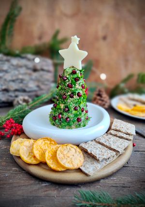 Foto di Albero di Natale di formaggio e frutta secca