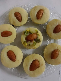 इंस्टेंट दूध पेडा (Instant doodh peda recipe in Hindi) रेसिपी मुख्य फोटो