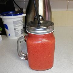 A picture of Smoothie breakie: fresh 🥕 and fresh 🍓.