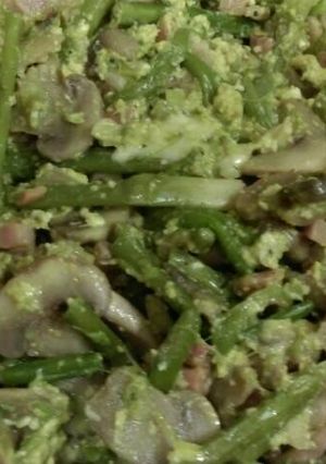 Una foto de Huevos revueltos con trigueros, champiñones y jamón