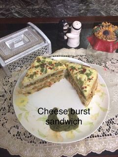 4लेयर्ड चीज़ बस्ट सैंडविच(4layered cheese burst sandwich recipe in hindi) रेसिपी मुख्य फोटो