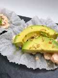 Barquillos de arroz con salmón y aguacate
