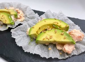 Foto principal de Barquillos de arroz con salmón y aguacate