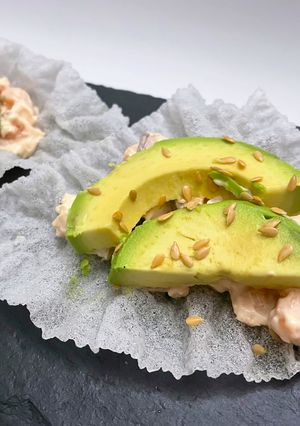 Una foto de Barquillos de arroz con salmón y aguacate