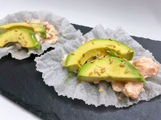 Barquillos de arroz con salmón y aguacate