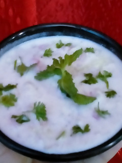 खीरा प्याज़ टमाटर का रायता (kheera pyaz tamatar ka raita recipe in Hindi) रेसिपी मुख्य फोटो