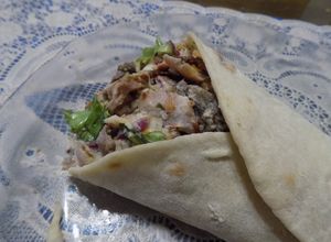 Una foto de Shawarma a mi manera y salsa de yogur