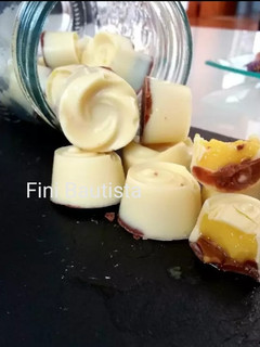 Una foto de Bombones de chocolate rellenos de crema de naranja