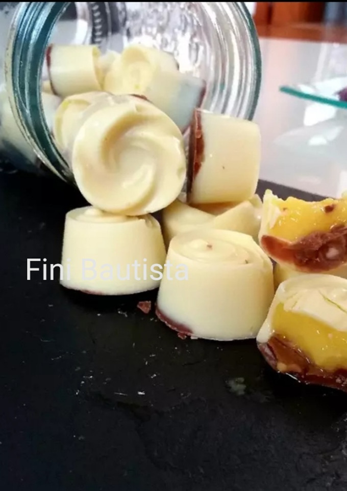 Una foto de Bombones de chocolate rellenos de crema de naranja