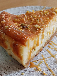 Una foto de Tarta de queso y pistachos con caramelo (sin gluten)