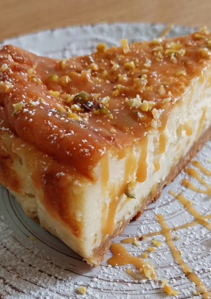 Una foto de Tarta de queso y pistachos con caramelo (sin gluten)