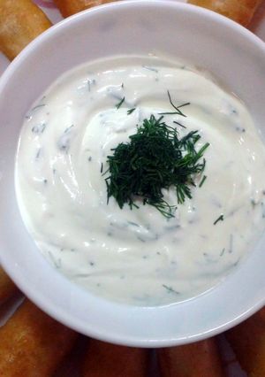A picture of Vegie spring rolls with sour cream dipping.