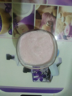 રોઝ મિલ્કશેક (Rose milkshake recipe in gujarati) રેસીપી મુખ્ય ફોટો