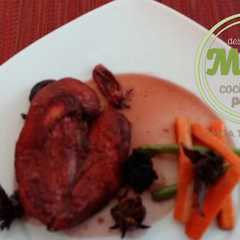 Una foto de Pollo en salsa de flor de jamaica