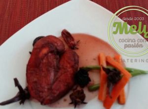 Una foto de Pollo en salsa de flor de jamaica