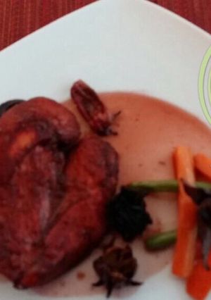 Una foto de Pollo en salsa de flor de jamaica